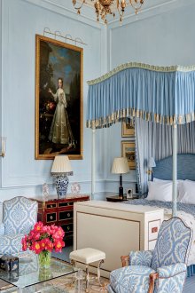 Kanopi ketat biru di dalam bilik tidur neoklasik dalaman