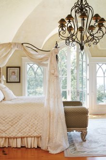 Kanopi dengan sulaman di atas katil