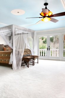 Kanopi telus cahaya di dalam bilik tidur yang luas