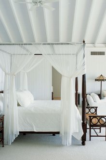 Kanopi telus ringan dengan ikatan di atas katil