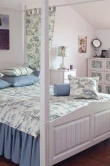 Kanopi tebal dengan corak pada bingkai katil