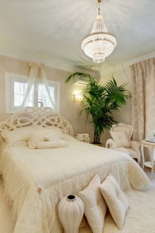 Kanopi di atas katil di dalam bilik tidur krim