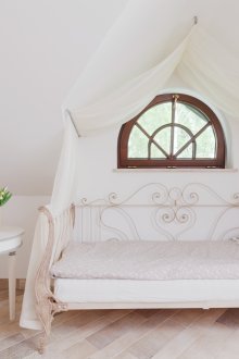 Kanopi telus di atas katil, dipasang pada siling