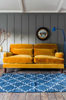 Жълт диван бебе