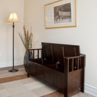 Дървен диван в коридора