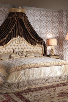 Kanopi coklat di bilik tidur klasik