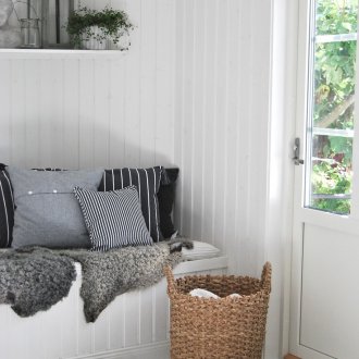 Диван в коридора