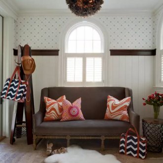 Кафяв диван в коридора