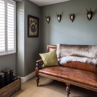 Кожен диван в коридора