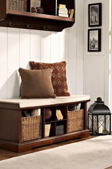 Диван с багажник за обувки в коридора