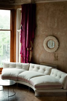 Полукръгъл диван в коридора