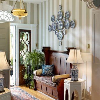 Резбован диван в коридора