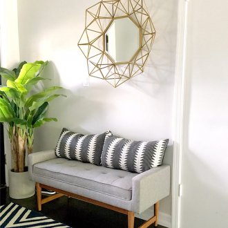 Сив диван в коридора