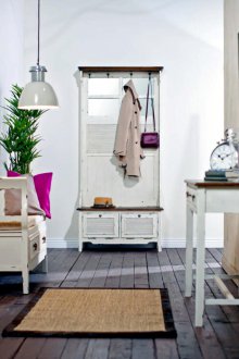 Античен диван в коридора