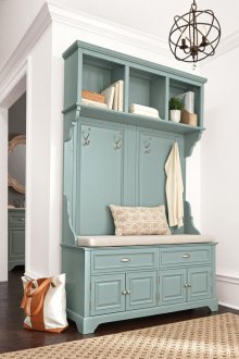 Закачалка със седалки в коридора