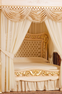 Kanopi yang indah di bilik tidur klasik