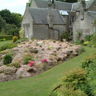 Рокария близо до къщата