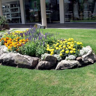 Цветно легло от камъни