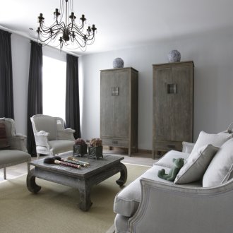 Сива всекидневна в класически стил