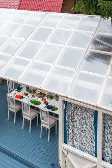 Красива беседка, покрита с поликарбонат