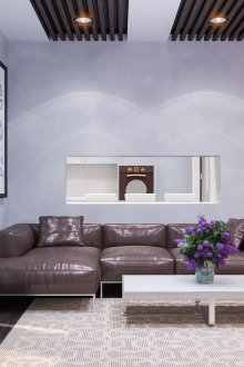 Всекидневна със стени от люляк