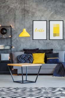 Сива всекидневна с жълти акценти