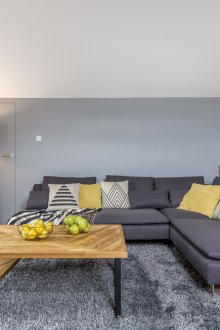 Сив хол с жълти възглавници