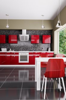 Сива кухня с червени акценти.