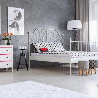 Сива спалня с червени акценти