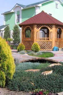 Красива дървена беседка