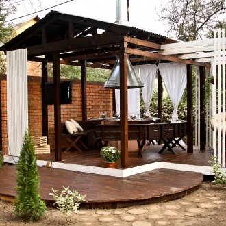 Беседка с маса за хранене и полукръгли пейки