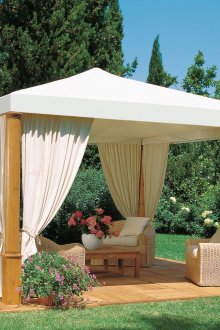 Беседка, украсена със завеси