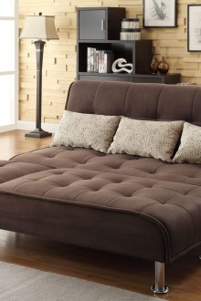 Диван от тик така във всекидневната