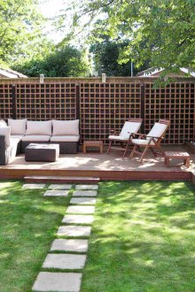 Красива беседка без покрив в двора