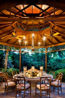 Беседка с кръгла маса