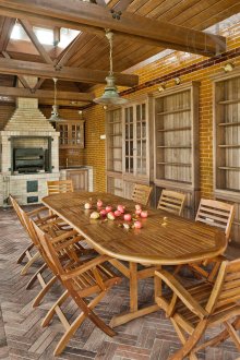 Голяма маса за хранене и скара в беседката