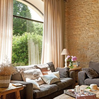 Бежови завеси за лятна резиденция
