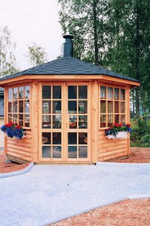 Дървена остъклена беседка