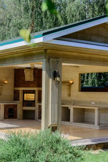 Каменна беседка с камина