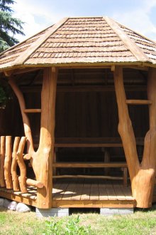 Беседка от стволовете на дърветата