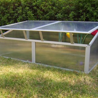 Поликарбонатна оранжерия с скатен покрив