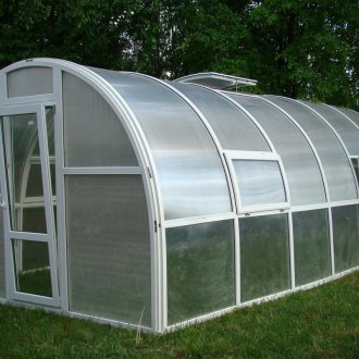 Поликарбонатна оранжерия с прозорци