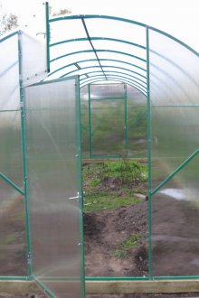 Полукръгла оранжерия от поликарбонат