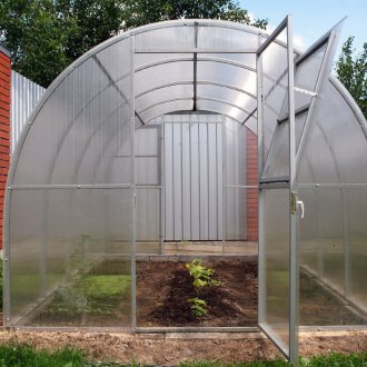 Оранжерийна поликарбонатна градина