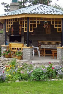 Отворена беседка с камина