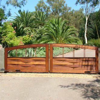 Дървена порта с дистанционно управление