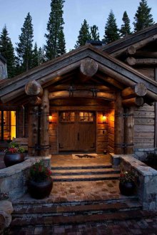 Дървена врата към къщата