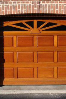 Дървена порта към гаража