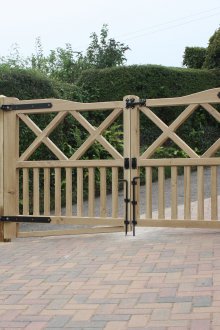 Дървени порти в селски стил