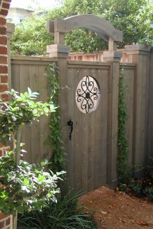 Дървена порта с кован декор